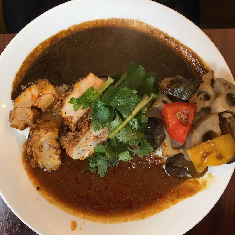 あいがけカレー  グリル野菜+パクチー+タンドリーチキン(赤と黒)