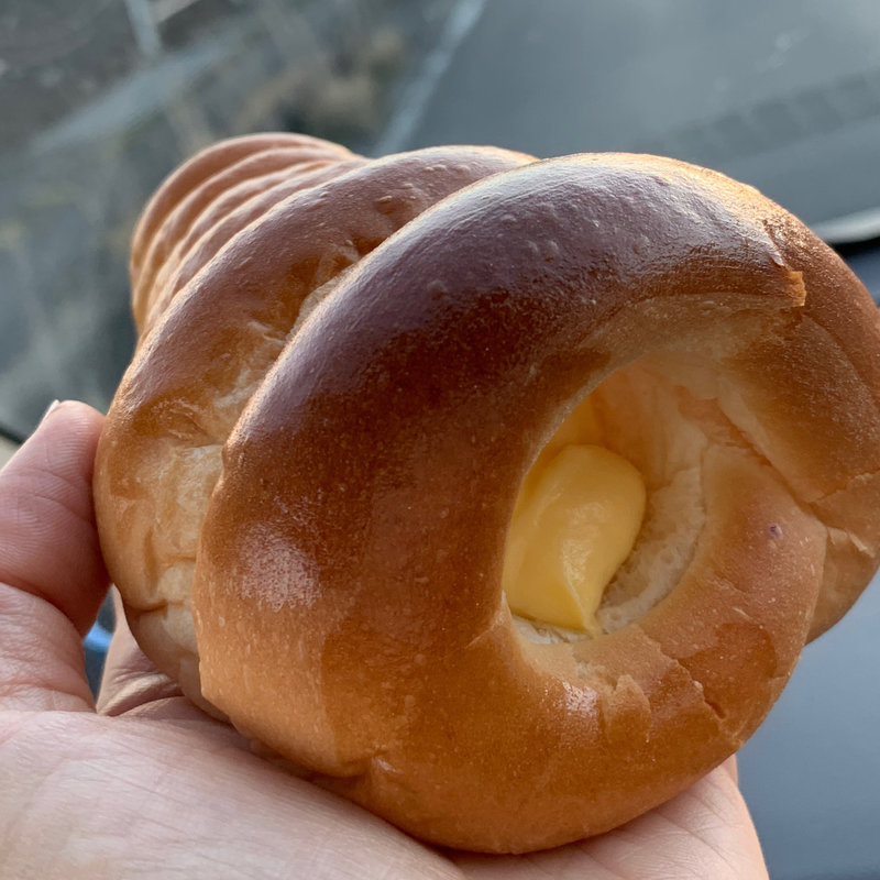 クリームパコロネ(大出パン店)