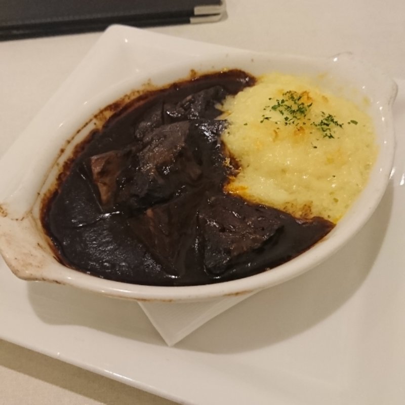牛ホホ濃厚赤ワイン煮とポテト グラタン仕立て(ボン・グゥ 神楽坂)
