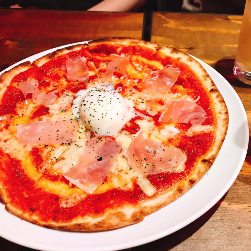 生ハムと温玉のピザ(CONA たまプラーザ店)