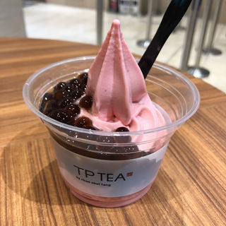 タピオカ苺ソフトクリーム(TP TEA)