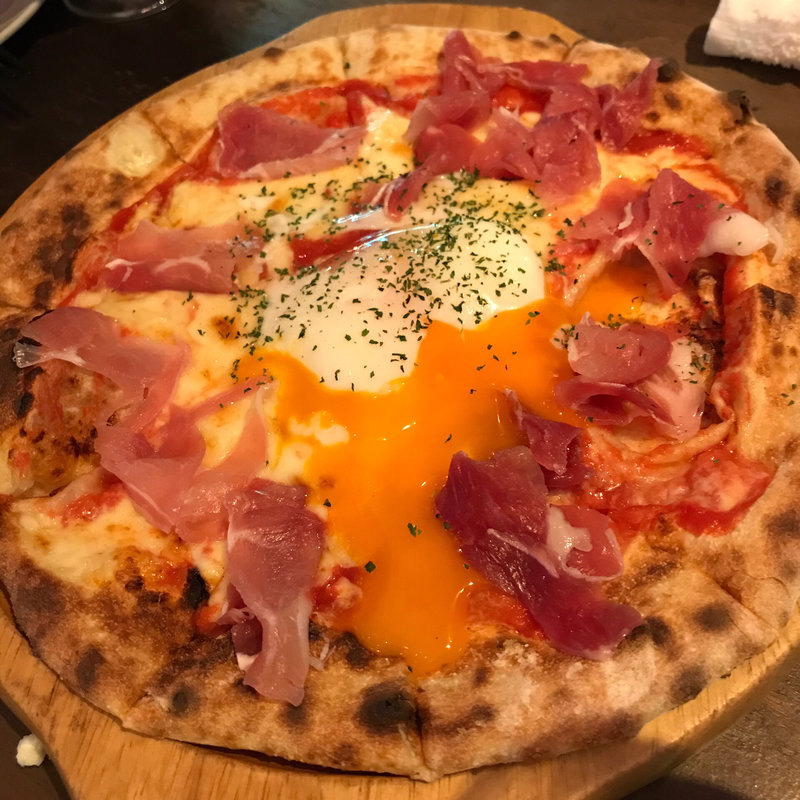 生ハムと半熟玉子のピザ(ピッツァ＆ビュッフェバル ESOLA 上野店 （エソラ）)