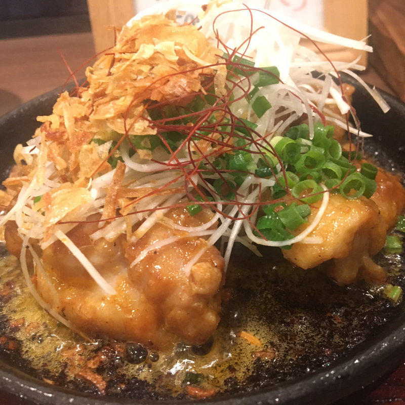 漬け込み鶏肉のスパイシー鉄板焼き(Beer's HOUSE and's)