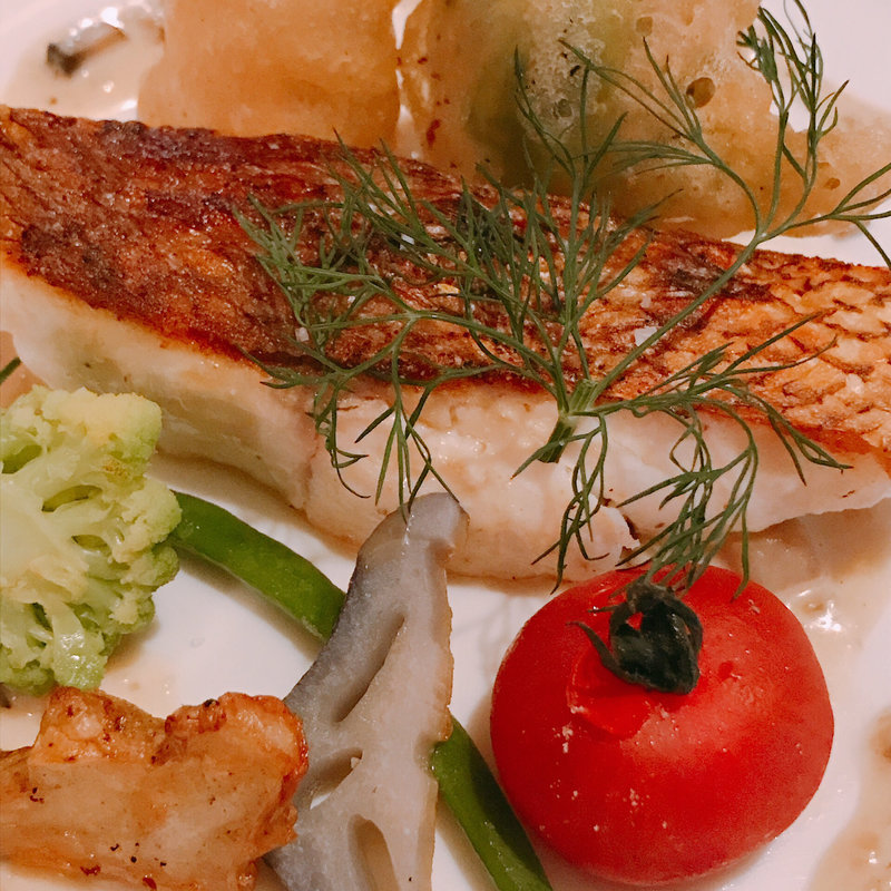 白身魚のポワレ 蕗の薹と筍のベニエ(フランス料理店 ア・プ・プレ （a peu pres）)