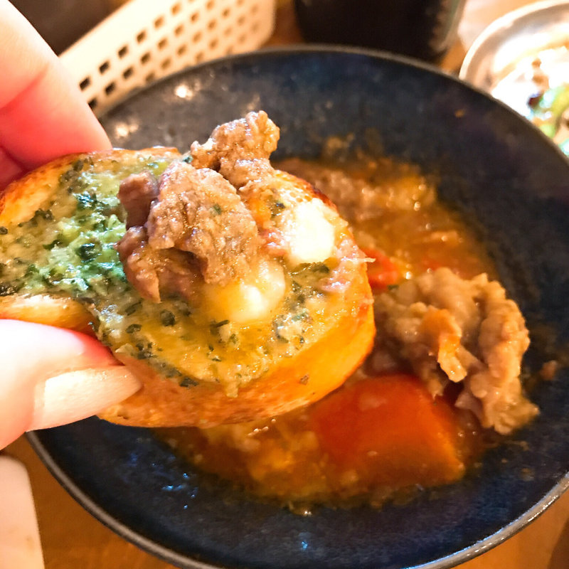 牛スジトマト煮 ガーリックトースト(大衆酒場かね子)