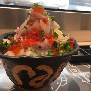 山盛り海鮮丼(サカナスペース 名古屋パルコ店)