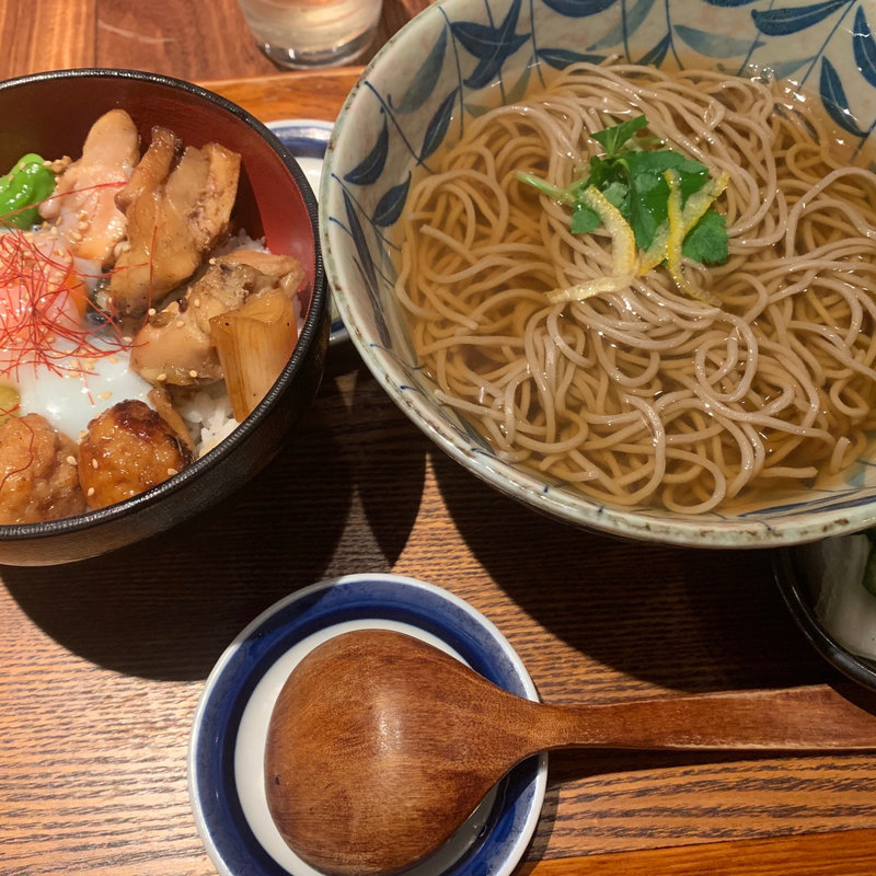 焼鳥丼と暖かいそば(そばと天ぷら 石楽 大手町店)