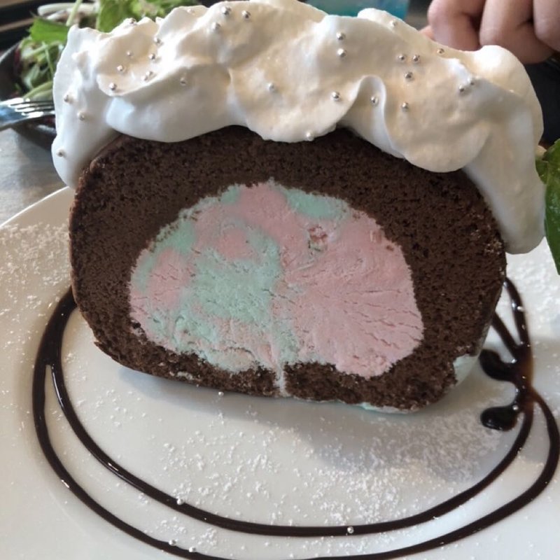 チョコミントロールケーキ(Cinnamon's Restaurant 横浜山下公園店)