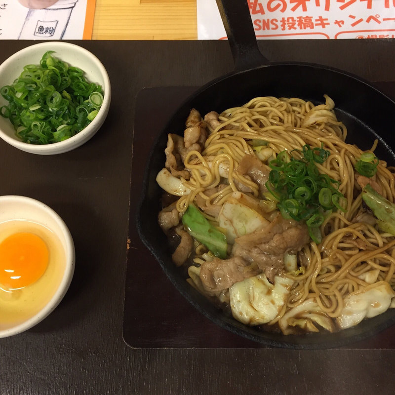 突貫亭焼そば　太麺　醤油　大　肉入り　おとし卵　(焼そば専門店 突貫亭 （とっかんてい）)