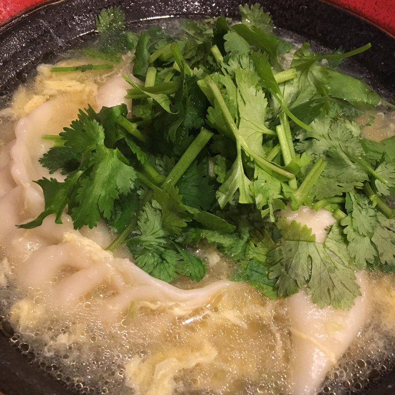 パクチーのせ玉葱スープ餃子(開楽)