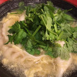 パクチーのせ玉葱スープ餃子(開楽)
