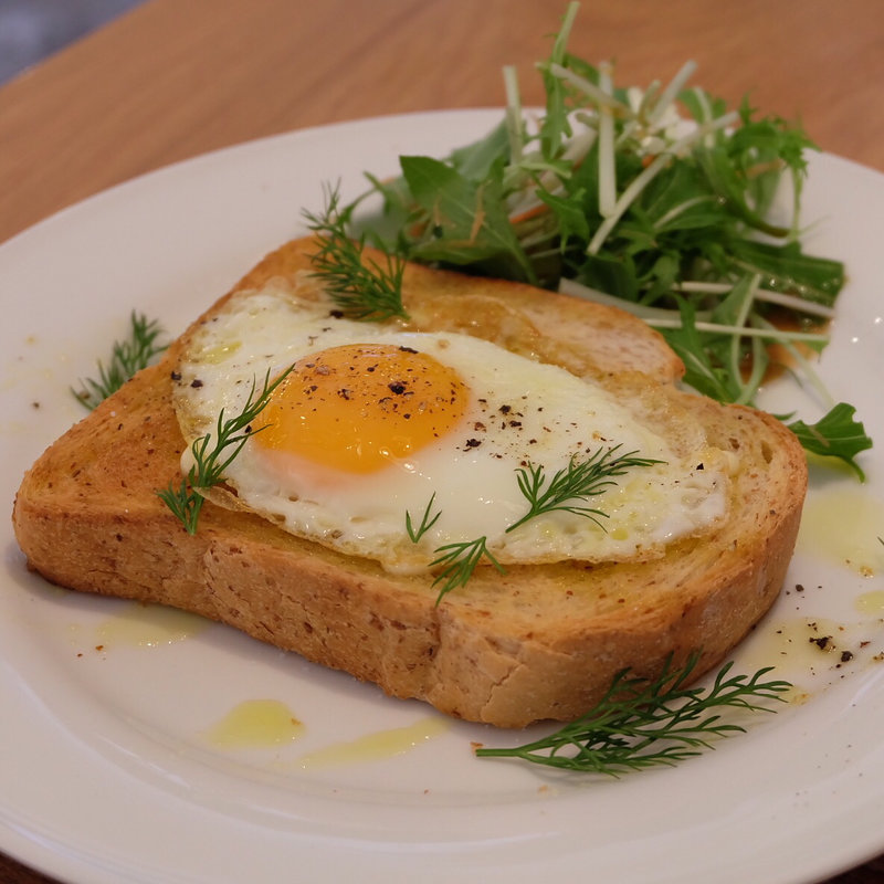 目玉焼きトースト(Q.O.L. COFFEE)