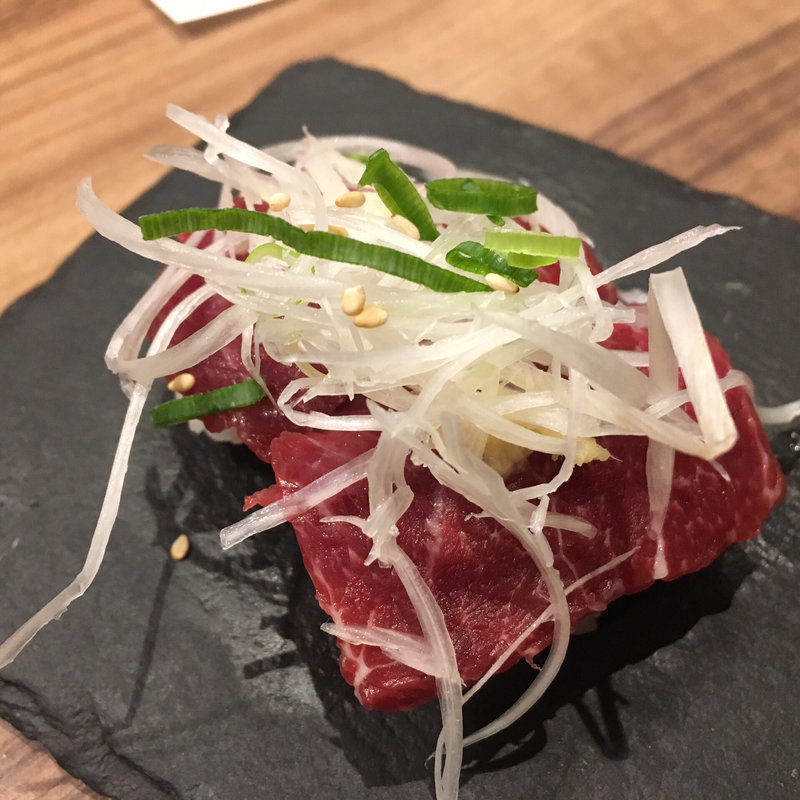 馬刺しの握り(炭火焼肉 亞茶（あちゃ）)