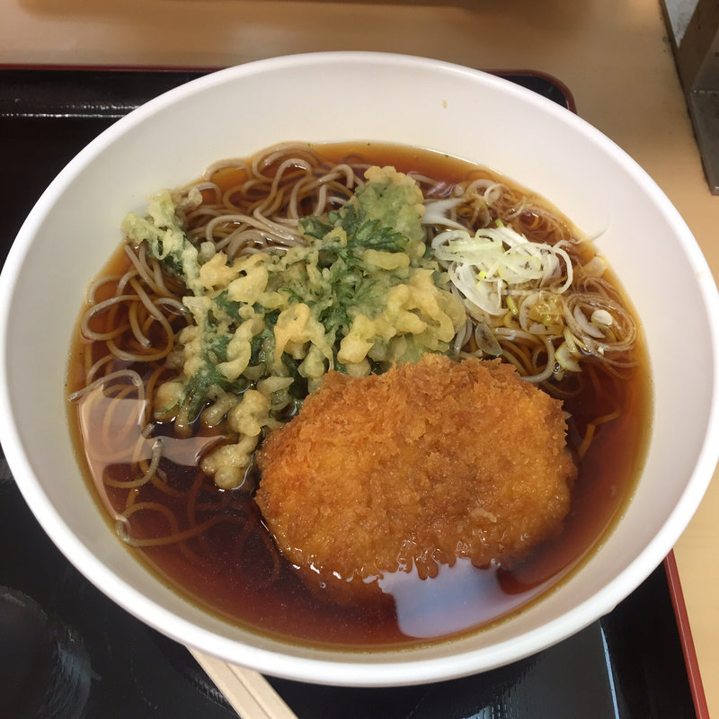 春菊天そば コロッケトッピング(梅もと ヤエチカ店)