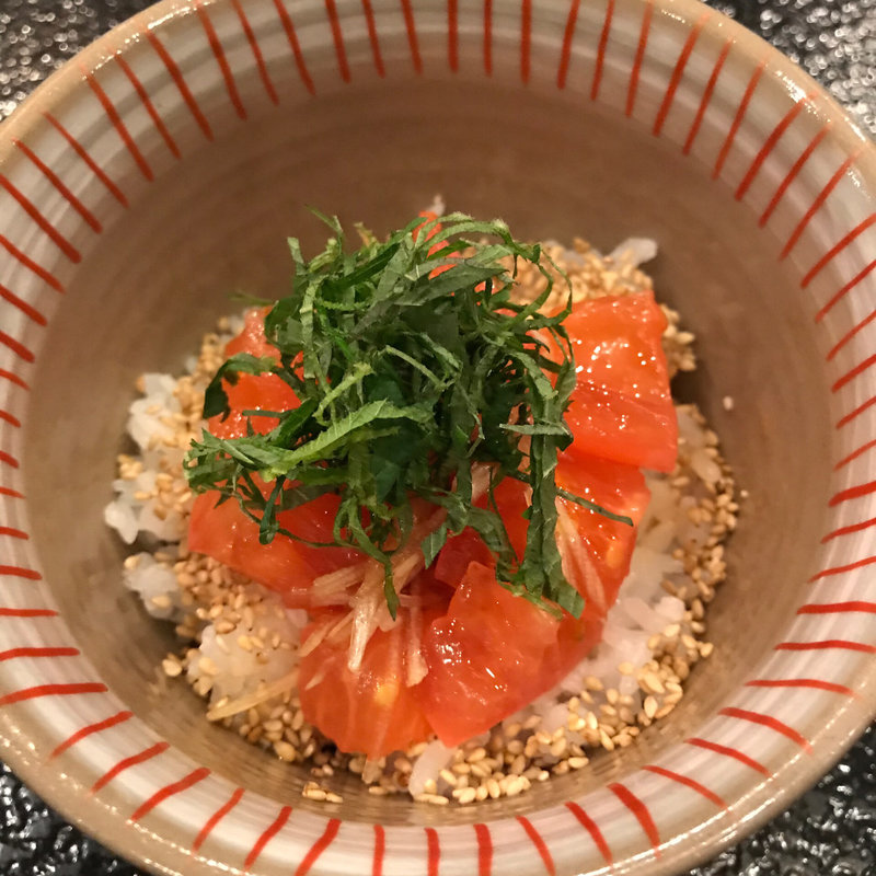トマトとミョウガの小丼ぶり(村民食堂 （そんみんしょくどう）)