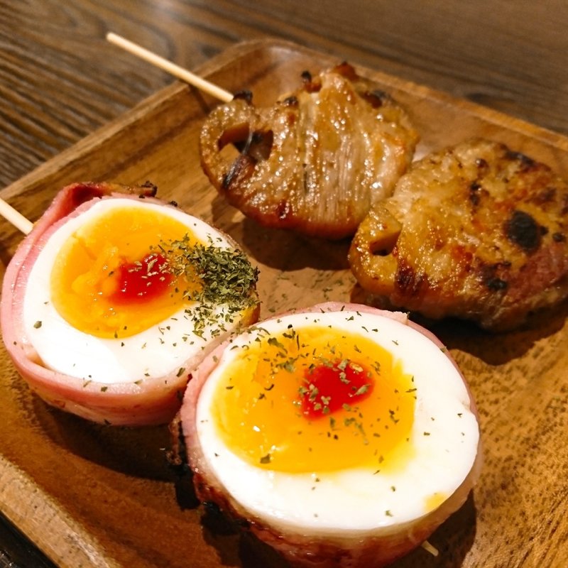 半熟卵ベーコンとピリ辛蓮根(野菜巻き串バルぽっぽ)