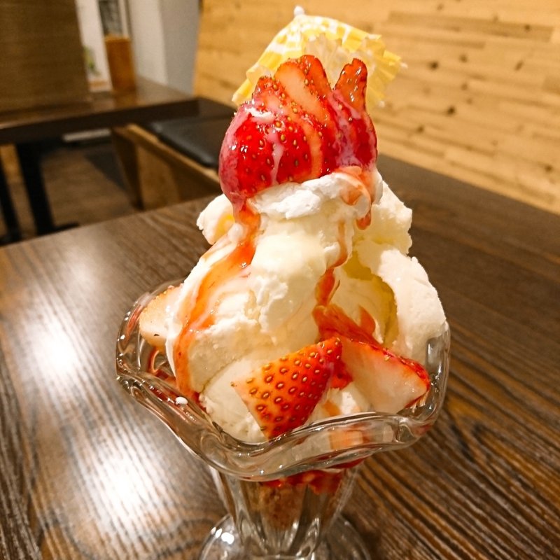 いちごパフェ(野菜巻き串バルぽっぽ)