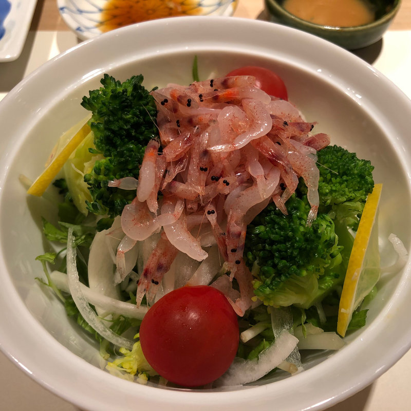 桜海老と新玉葱のサラダ(築地虎杖別館)