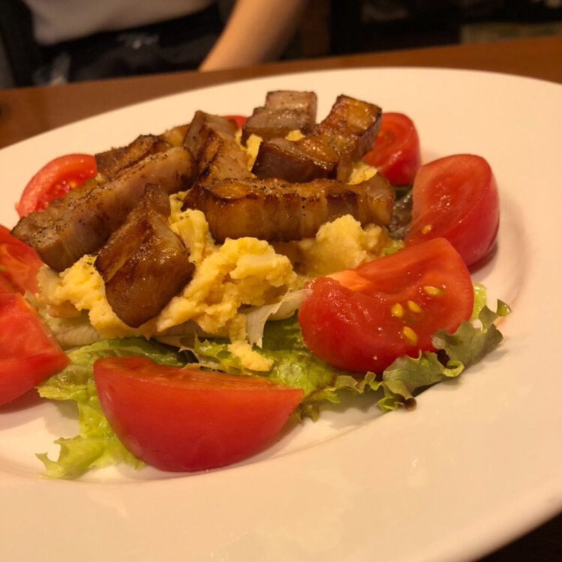 自家製ベーコンのソテーと燻製ポテトサラダ(Sumire)