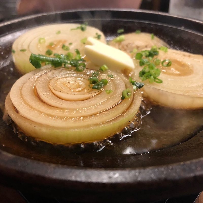 玉ねぎのガーリックバター焼き(海鮮問屋 ふじ丸 小田原駅前店)