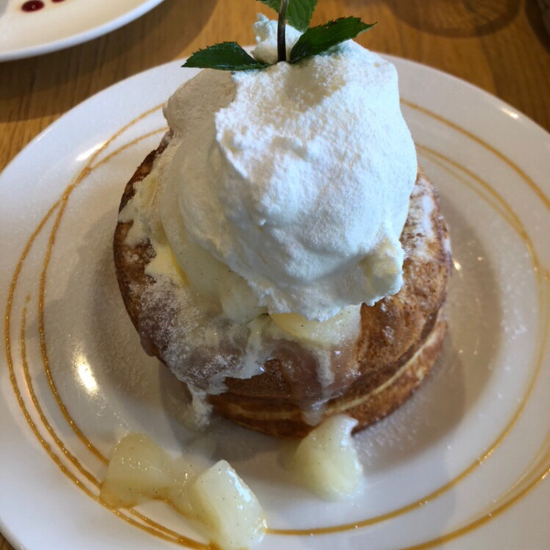 プレミアムたまごのパンケーキ 洋梨とカスタードのソース(ウフ ウフ ファーム)