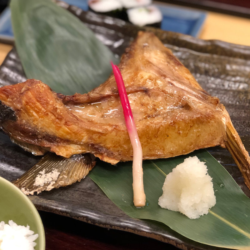 天然特大ブリカマ塩焼定食(佐渡前握り 鮨寿 )