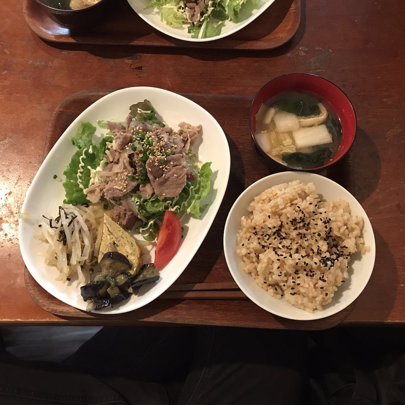 となりの八百屋の定食
豆腐ステーキとお惣菜(クロモンカフェ )
