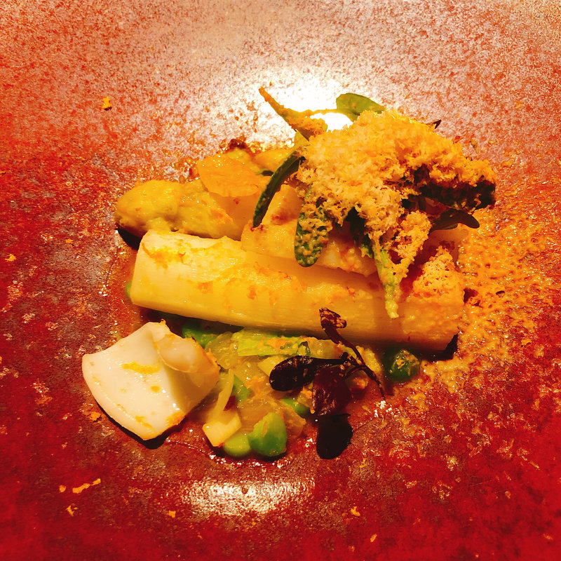 ホワイトアスパラとイカのソテー カラスミ仕立て(フレンチ マルゴット・エ・バッチャーレ（Margotto e Baciare）西麻布)