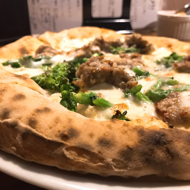 清流豚のサルシッチャ、春の青菜と燻製モッツァレラのビアンコ(LEGAME)