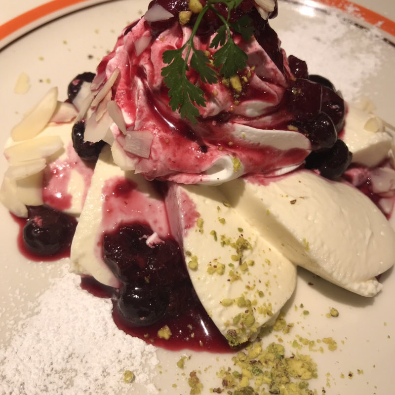 レアチーズケーキ　〜ベリーソース添え〜(atari CAFE＆DINING 渋谷 （アタリ カフェアンドダイニング）)