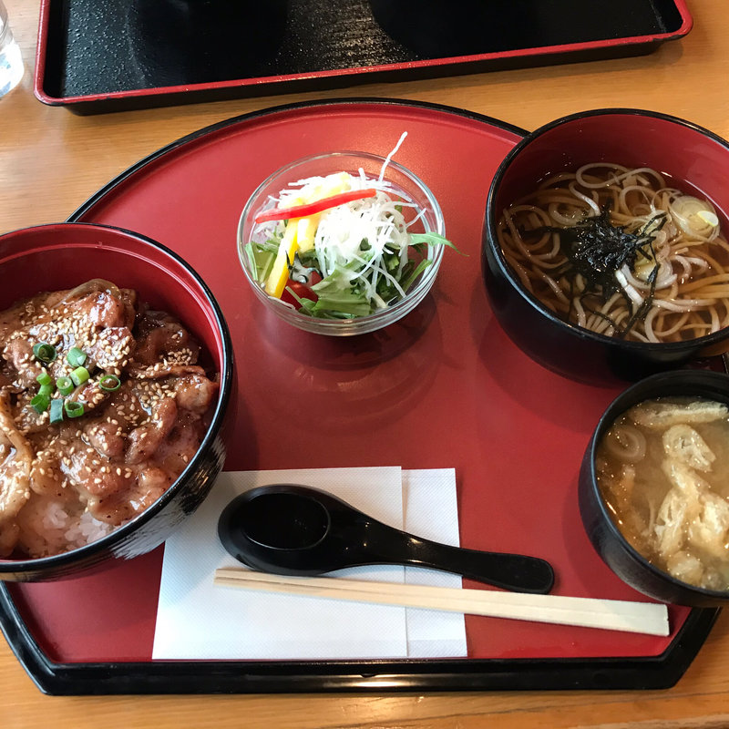 黒にんにく豚丼 と小蕎麦セット(JAZZの館南郷 （ジャズノヤカタナンゴウ）)