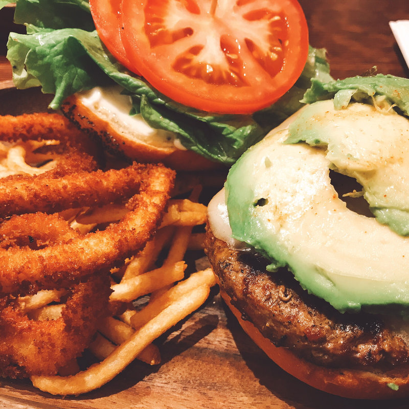 厚切りモッツァレラアボカドバーガーセット(KUA`AINA イクスピアリ店)