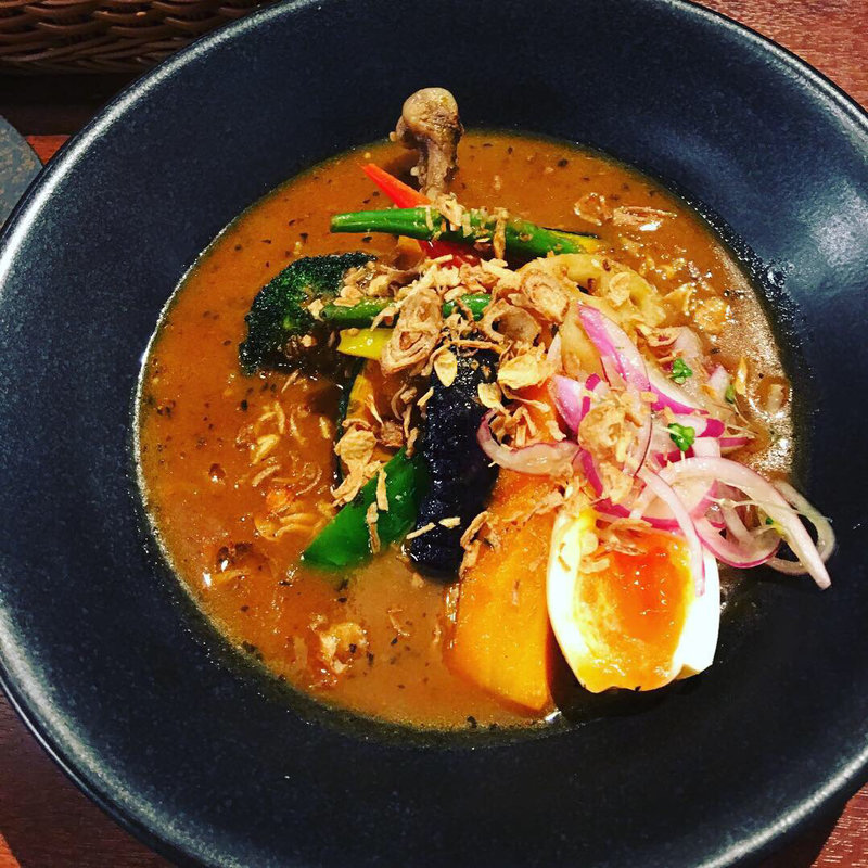 やわらかチキンのスープカレー(6辛・半熟味付け卵)(札幌スープカレー Glitter)