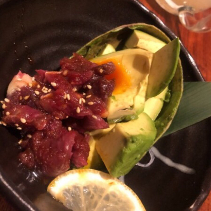 アボカド桜ユッケ(馬肉料理と蒸し野菜 型無夢荘(かたなしむそう))