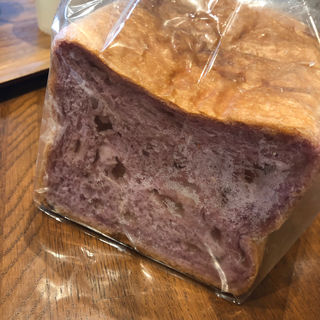紫芋とホワイトショコラ食パン(アール・ベイカー LECT店)