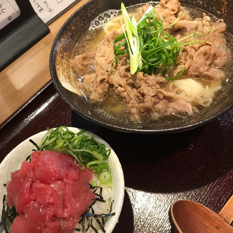 肉うどん、本マグロ丼(満天うどん カジバノバカジカラ)