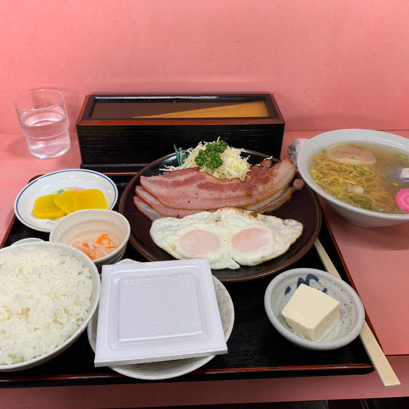 ベーコンエッグ定食(味の福龍)