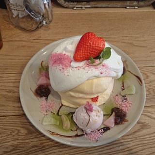 桜のショートケーキ風パンケーキ(プランピーパンケーキス （plumpy pancakes）)