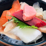 ワイルド海鮮丼(発寒かねしげ鮮魚店)