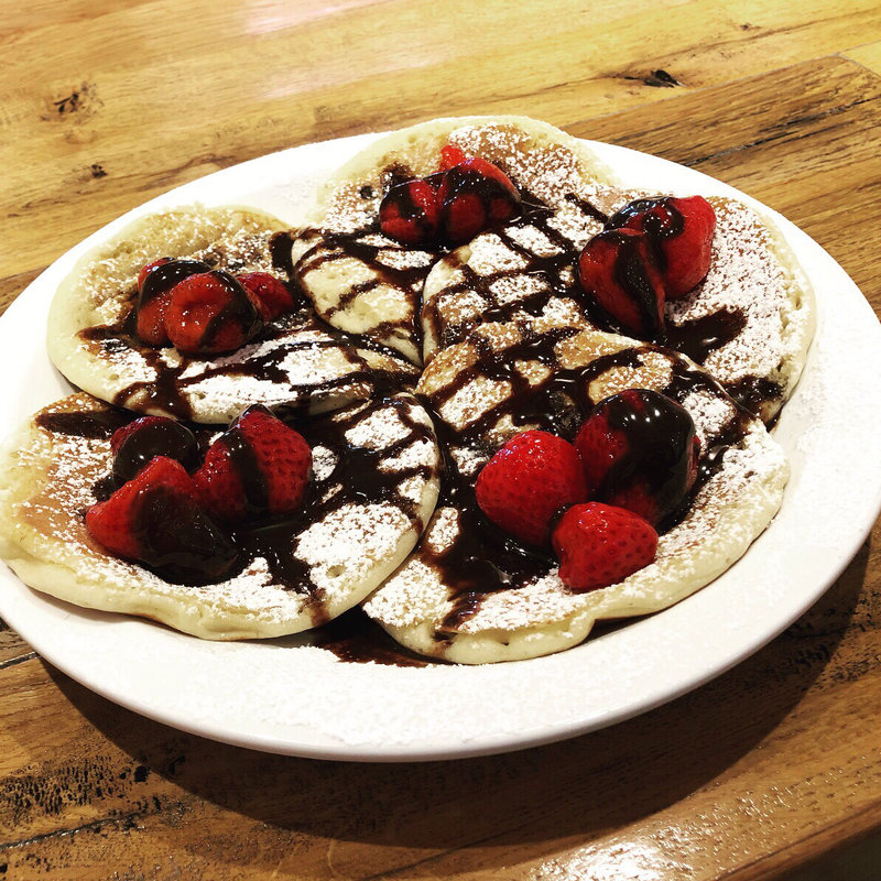 チョコレートチップのパンケーキ ストロベリー、チョコレートソーストッピング(Eggs 'n Things 神戸ハーバーランド店)