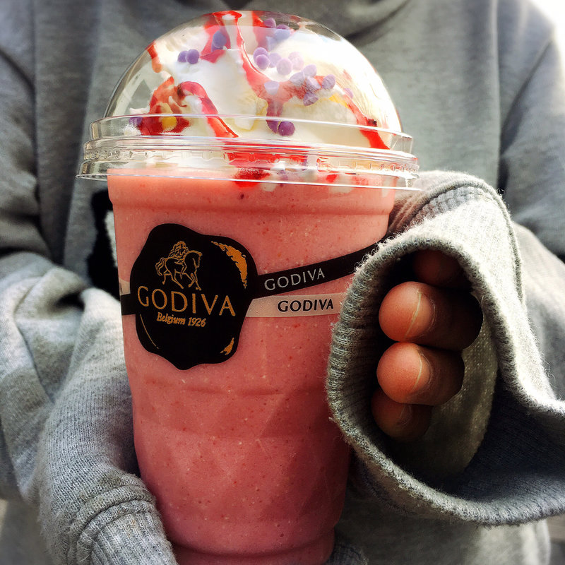 ホワイトチョコレートストロベリー&バイオレットチップ(ゴディバ 御殿場プレミアム・アウトレット・ショコリキサー （GODIVA）)