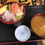 ブリとサーモン丼(タカマル鮮魚店 本館)