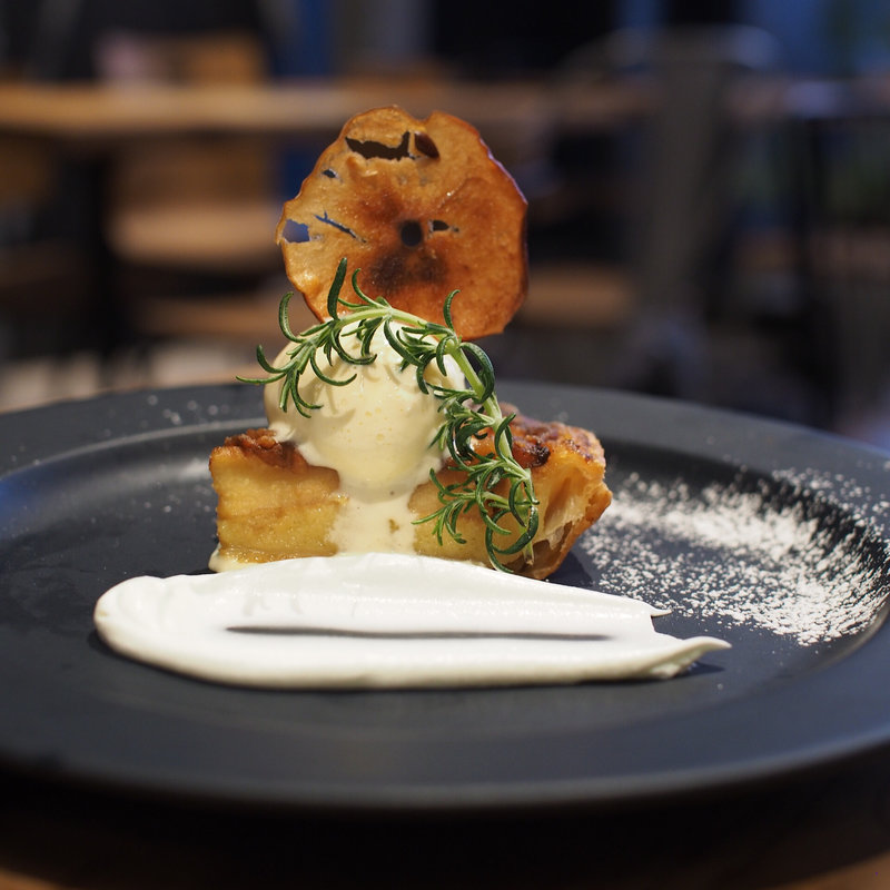 紅玉りんごのキャラメルアップルパイ(THE BLOOKS GRILL BEEF BROOKLYN STYLE)