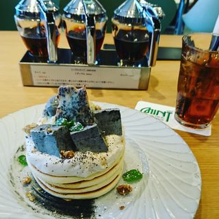 黒ゴマプリンとほうじ茶クリームのパンケーキ ドリンク付(Mint)