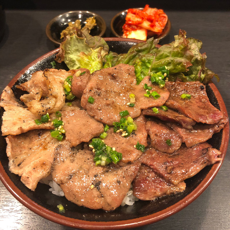 贅沢塩丼（カルビ、牛タン、ハラミ）(焼肉丼　たどん 秋葉原店)