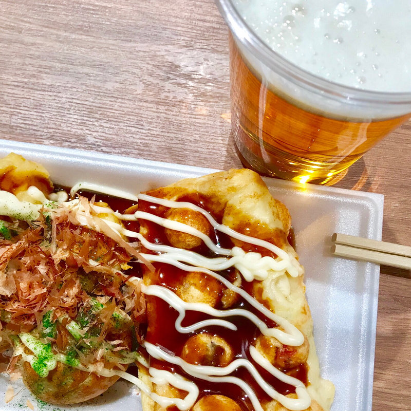 たこ焼きと…ビールセット(阪神百貨店梅田本店 地下1階スナックパーク)