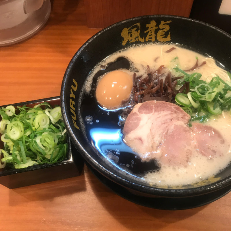 黒マー油とんこつラーメン 半熟玉子&ねぎ(博多風龍 新宿東口店 )