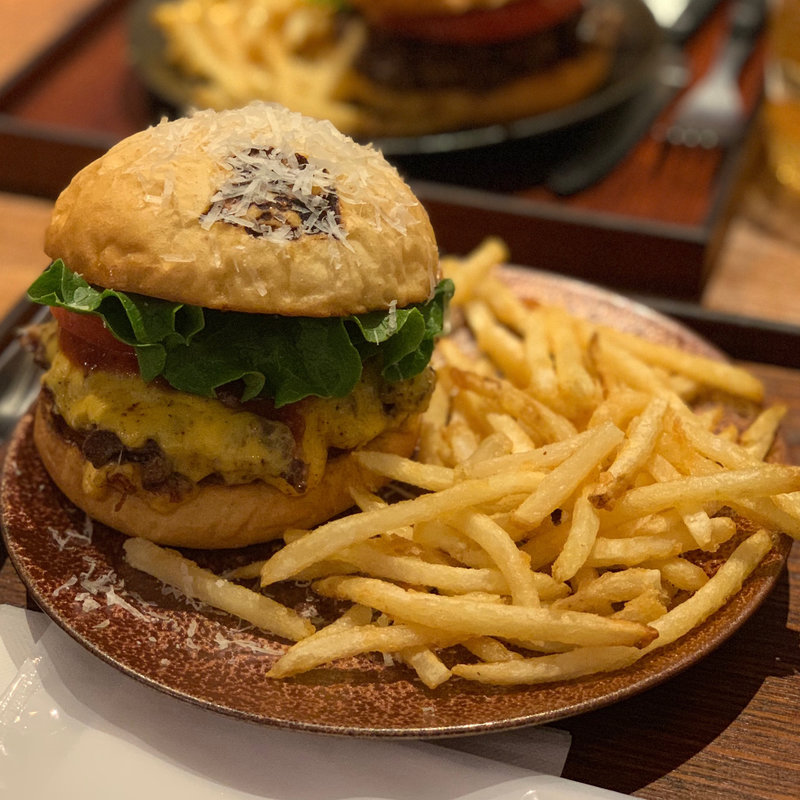 クセのあるチーズバーガー(SHOGUN BURGER 新宿1号店)