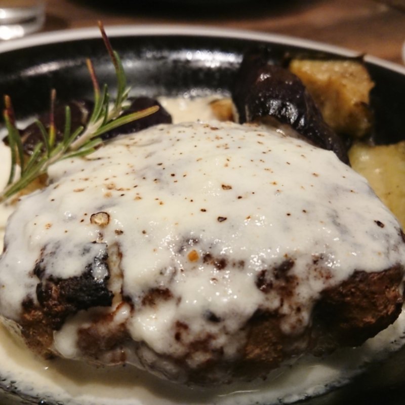 松坂ポークハンバーグ モッツラレラのせ(ブッチャーズ八百八　三軒茶屋店)