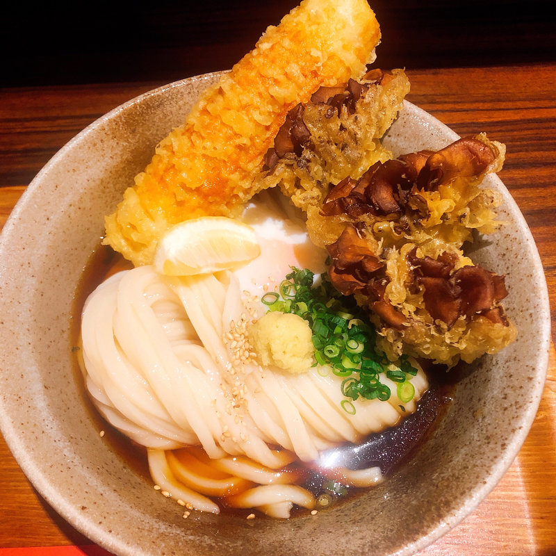 鯛ちくわ天と温泉玉子のせ、トッピング舞茸天、大盛り(うどん屋 きすけ )